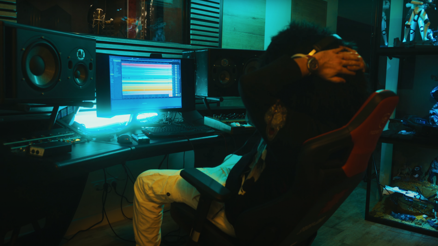 We saw Honest’s new video featuring BILLY CRAWFORD, and went “Oulala”! Picture of We saw Honest's new video featuring BILLY CRAWFORD, and went "Oulala"!