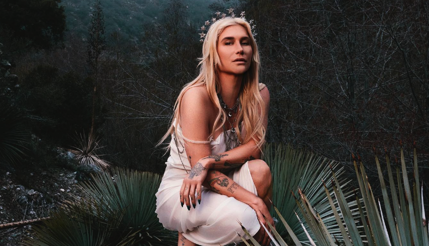 Kesha breaks down and cries in front of her fans… Picture of Kesha breaks down and cries in front of her fans…