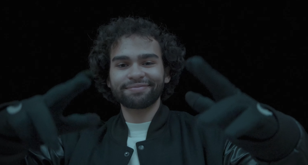 Picture of Eason pays tribute to his "My Beyoncé" in new clip