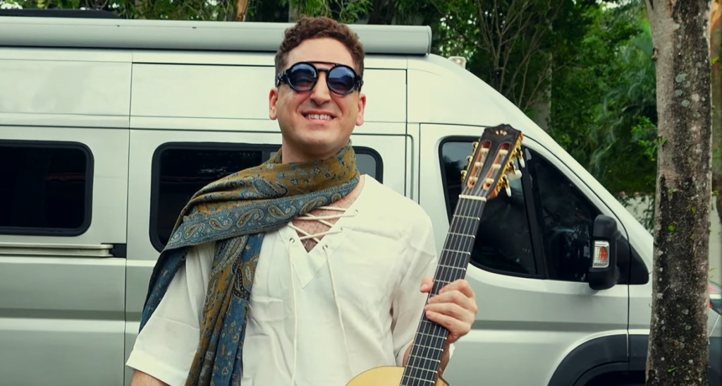 Picture of In his latest video “Winnebago”, Zalman Krause captivates with a performance that combines humor, charm and a keen musical sense.
