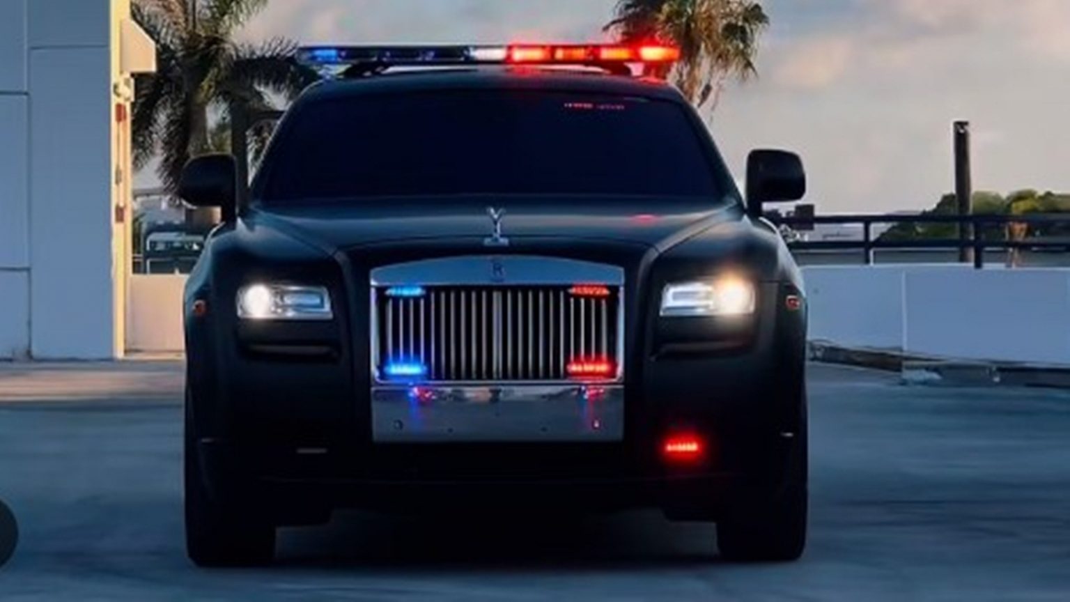 Picture of Miami Police Drives a Rolls-Royce, the Internet Erupts! Here's the Big Controversy of the Moment...