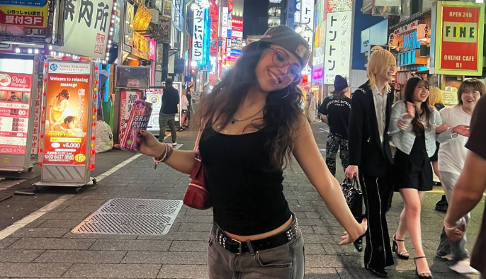 Picture of Estella de Smit sings her "Worst Mistake" in her new video