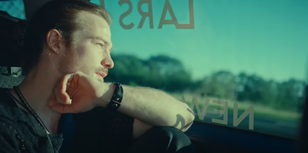 Photo de Lars Fiero lives his best life in his new video "The Haze"