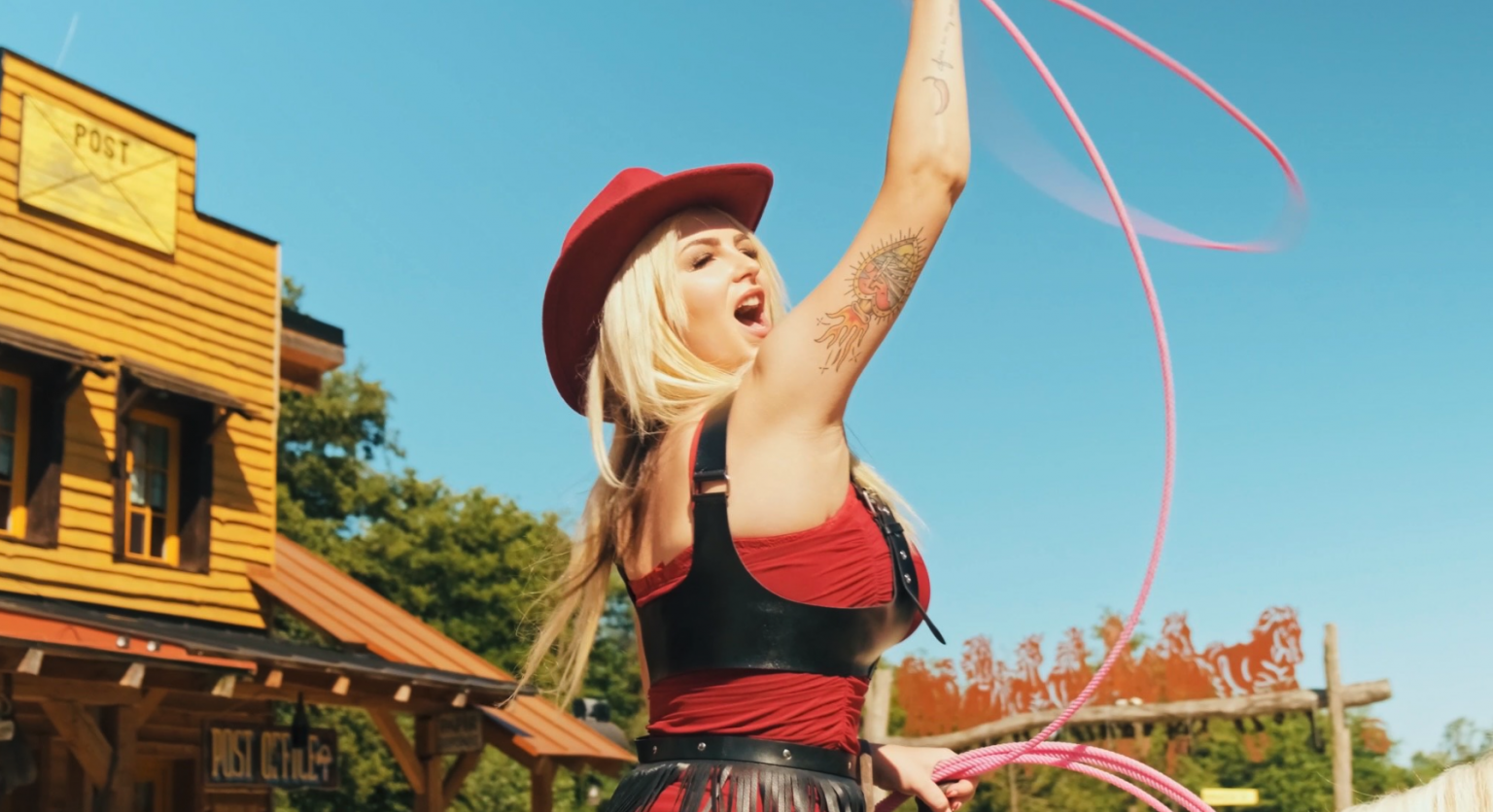 Picture of Singer Romana Minik as a Cowgirl: Light 47 releases new single and music video "Train" with a Wild West Vibe 