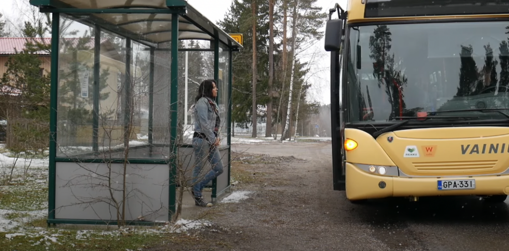 Photo de Minna Ora feels lonely in her new "Freeze" music video